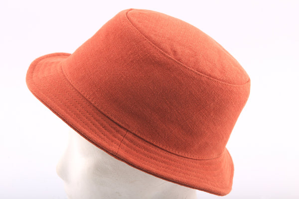 John Sonntag in orange ein wunderschöner Hut für alle Wetterlagen. 